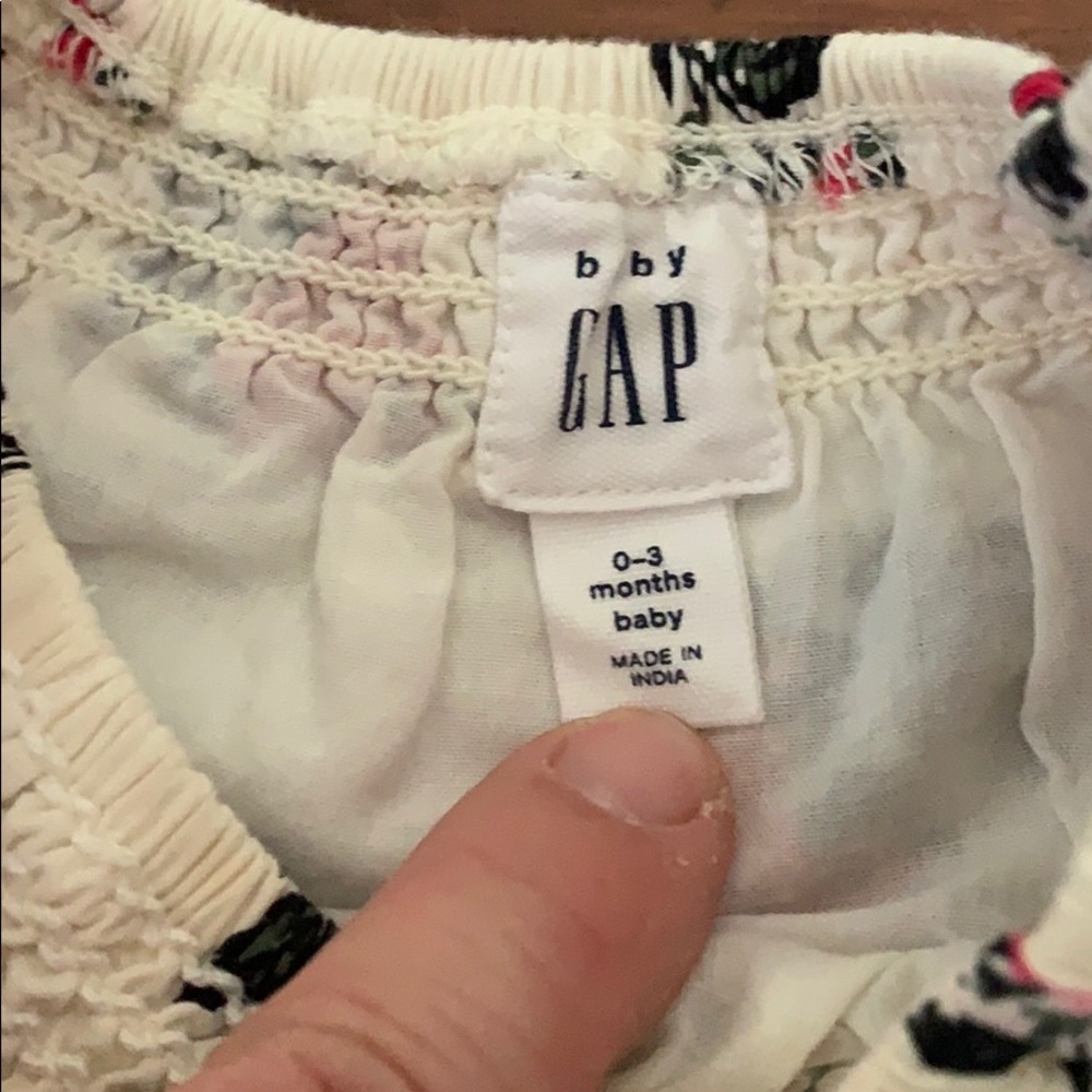 0-3 mo Lot Baby Gap onesie with 2 bottoms. - Picture 3 of 5